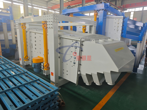 智能搖擺篩破解耐火材料篩分痛點(diǎn)，廣東企業(yè)千里赴新鄉(xiāng)鎖定 “方形篩設(shè)備”